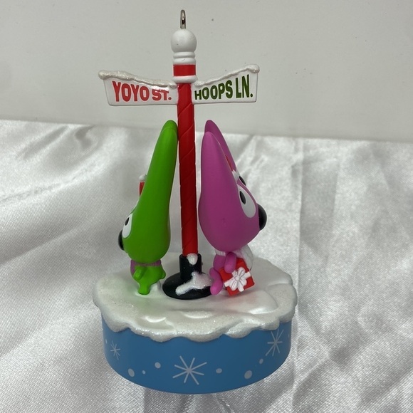 Hallmark Keepsake Hoops and YoYo Cell-ebrating Christmas Sound Ornament 2008 - Picture 6 of 9